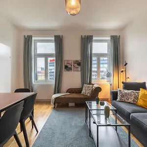 Josef's I Comfort I Metro Access Apartment